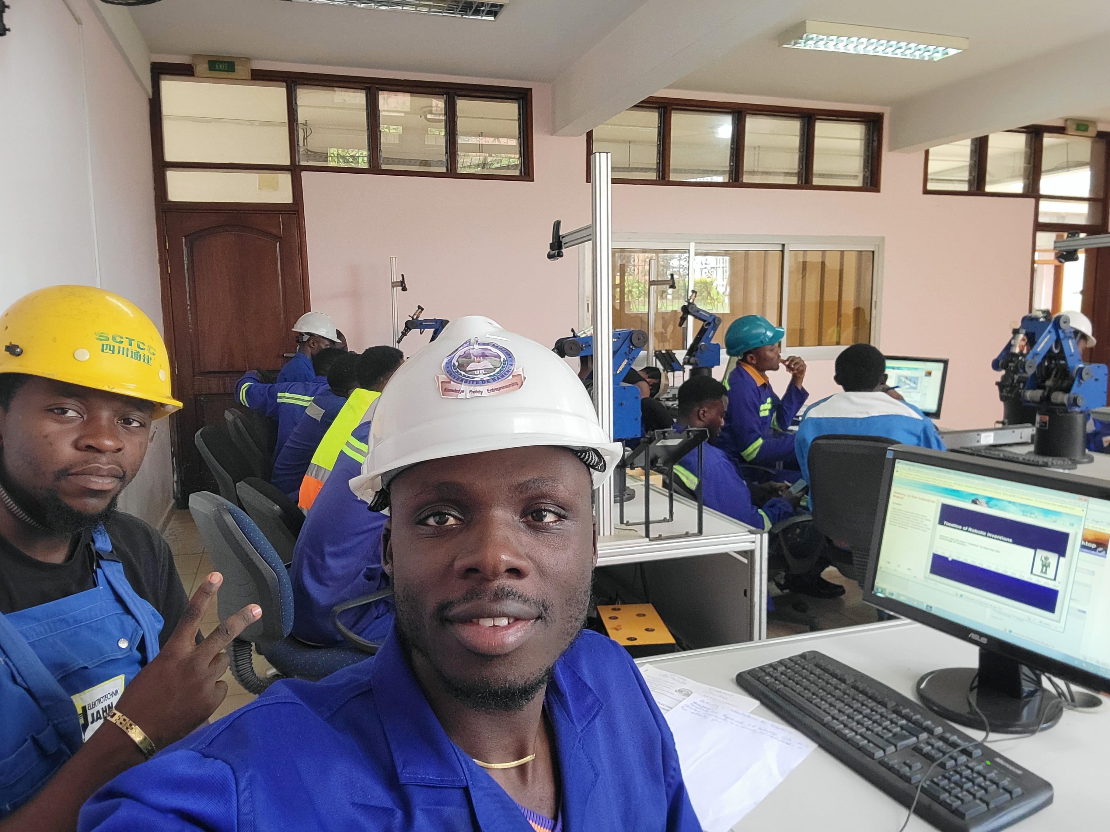 Des étudiants apprennent l'impression 3D au makerspace NestX
