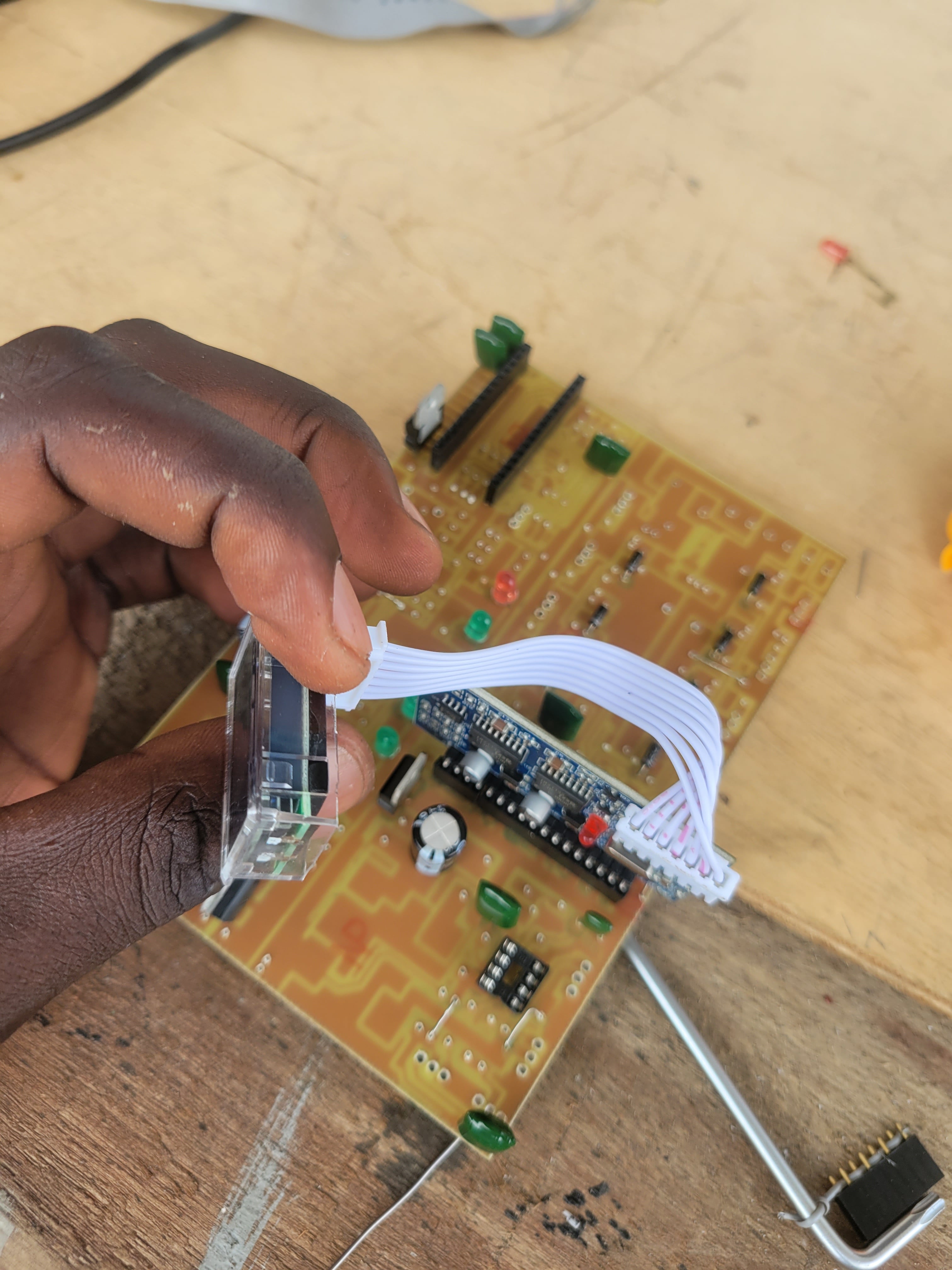 Une session de formation pratique en électronique chez NestX