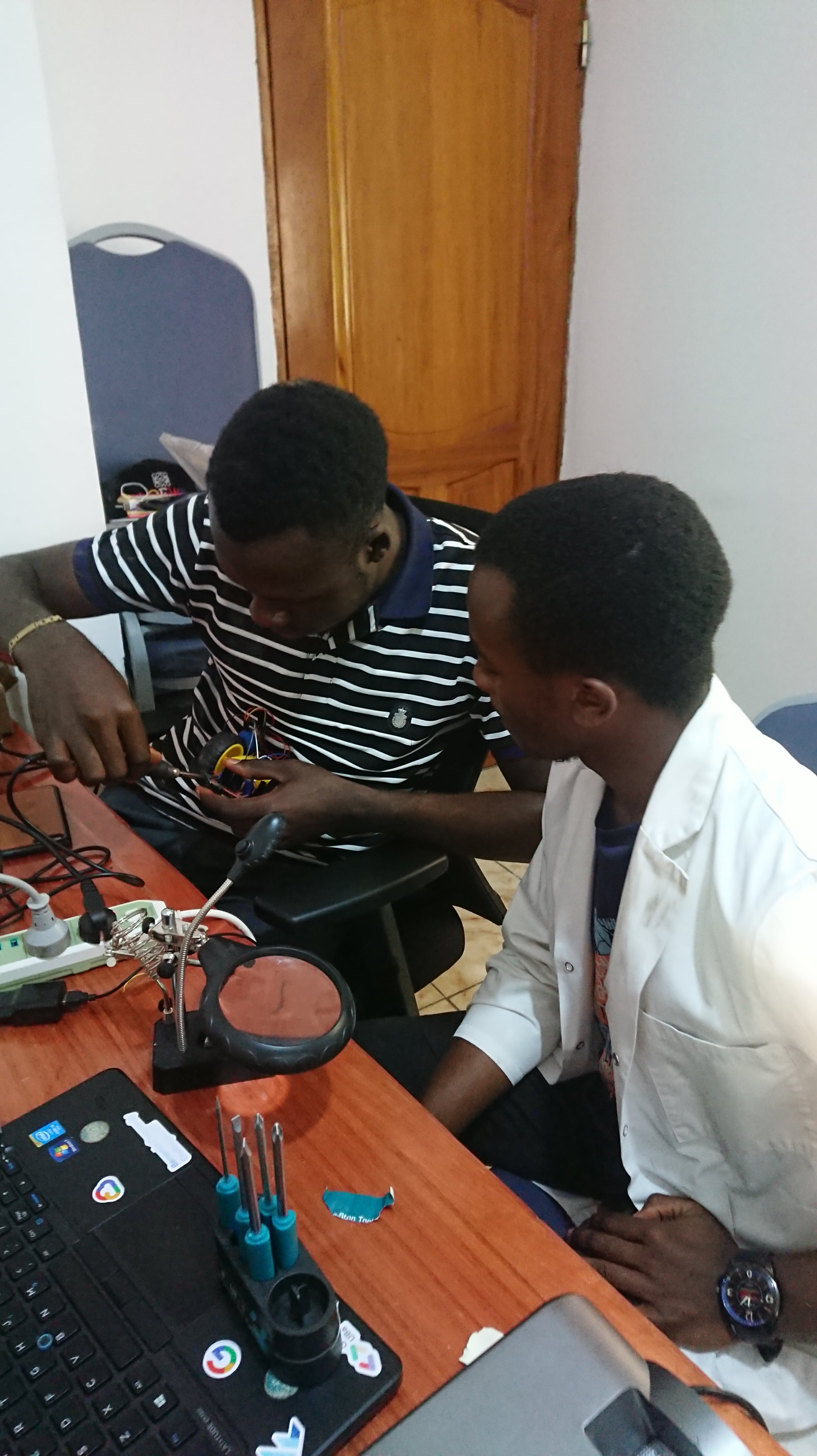 Des jeunes construisent des prototypes lors d'un bootcamp NestX